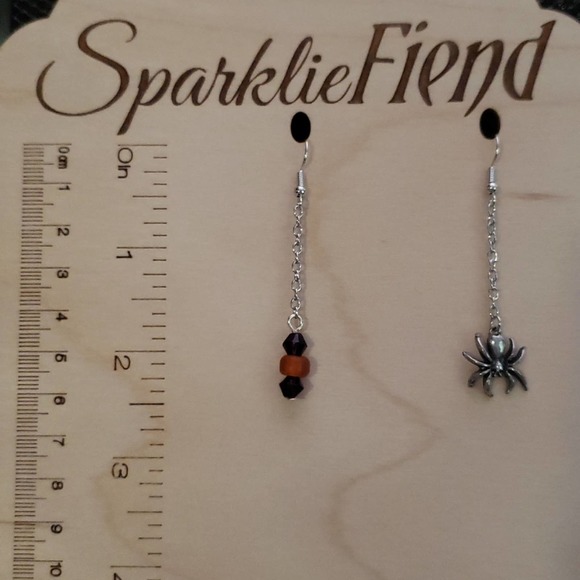 Mismatched Halloween earrings - Picture 4 of 5